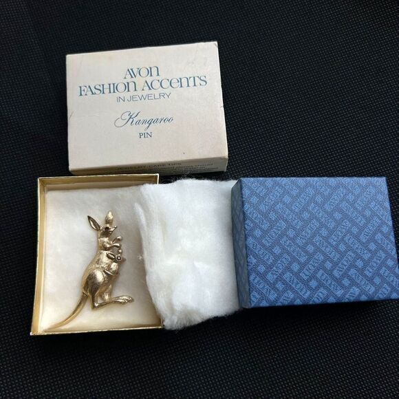 1975 VINTAGE AVON FASHION ACCENTS IN JEWELRY Kangaroo Gold-tone Pin 2.0 in - Picture 3 of 13